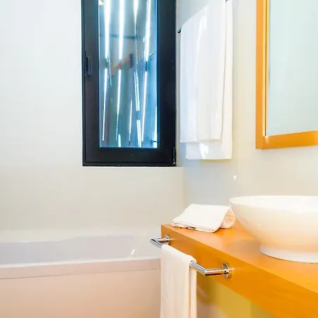 Liiiving In | Lawny Pool House Holiday home Caminha