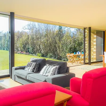 Liiiving In | Lawny Pool House * 卡米尼亚
